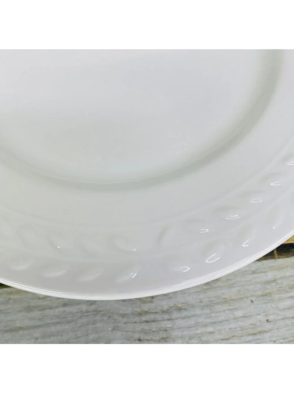 Gibson Everyday NOBILIS White Embossed Laurel Porcelain Salad Lunch Plates Set 2